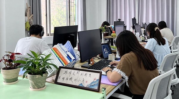 Dongguan'da günlük 30 yuana masa kiralıyor.