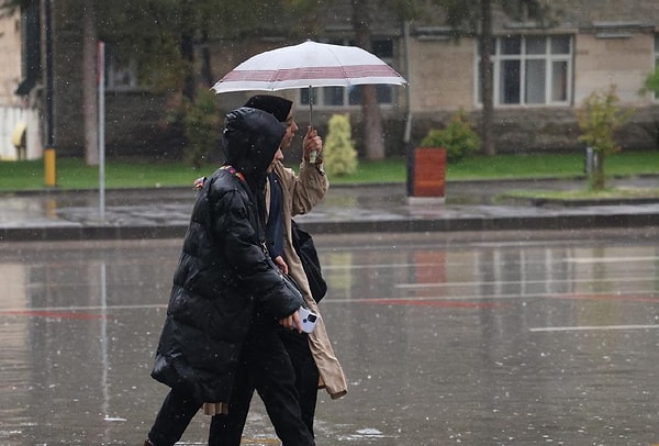 Uyarı listesinde 13 ilçe var: Çatalca'dan Şile'ye metrekareye 70 kiloya kadar yağış düşebilir.