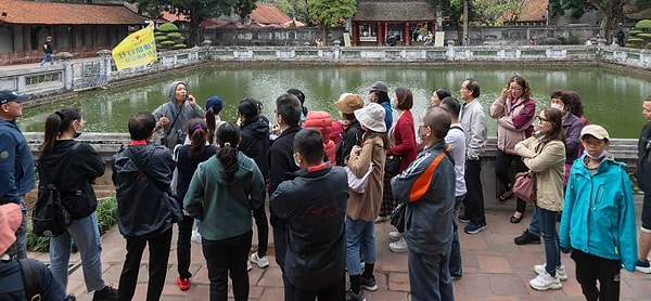 Talep yalnızca Meclis'ten gelmiyor: Turist rehberleri de 15-20 yıllık kıdemle yeşil pasaport istiyor.