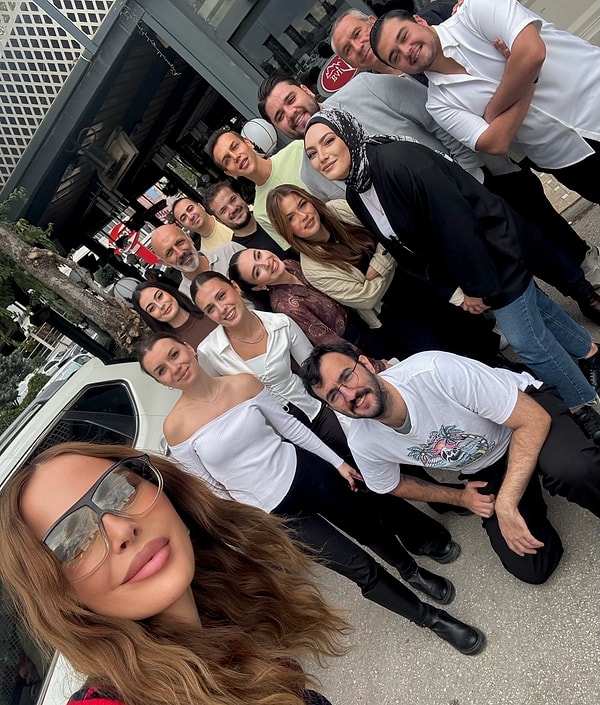 Beyaz TV'de ana haber kuşağı kalkmasıyla birlikte Hande Sarıoğlu ekibine teşekkür ettiği bir paylaşım yayınladı.