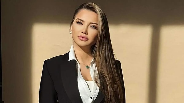 Sultan Nur Ulu ceketle geri döndü, Esra Ezmeci ise ekibine sitem etmeden duramadı.