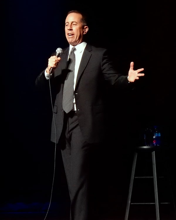 Seinfeld, protestocu salondan çıkarılırken sahnede dans etti.