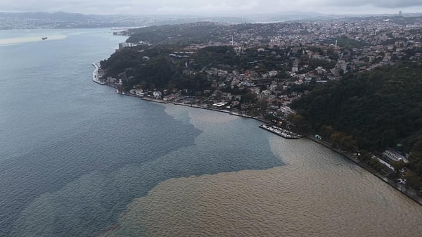 Öte yandan iki farklı renkteki su kütlesi, Boğaz kıyısında net bir sınırla ayrıştı.