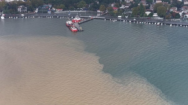 Çamurlu su ile denizin temiz kısmı arasındaki sınır, havadan çekilen karede keskin bir çizgi gibi görünüyor.