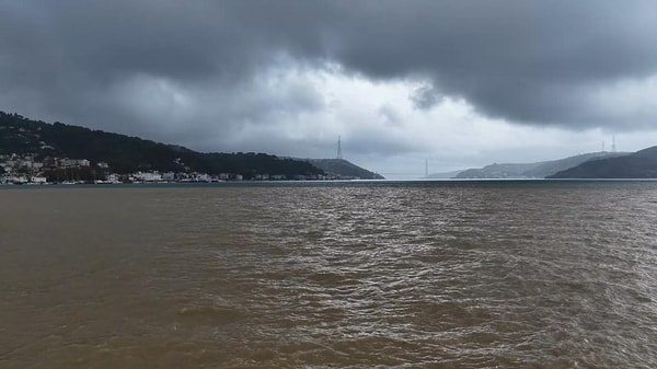 Kara bulutlarla kaplı gökyüzünün altında Boğaz'ın suyu kahverengi kaldı, yağışın sürmesi bekleniyor.