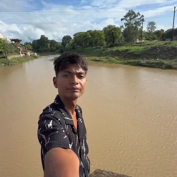 Nehri temizlemek için yola çıkan genç, mücadelesine tek başına devam etti.