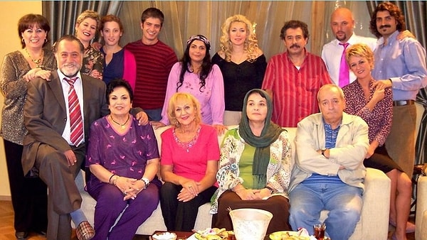 2000'li yıllarda televizyon başında büyüyenler burada mı? Bir dönemin en sevilen aile dizilerinden Bizim Evin Halleri'ni hatırlamıyor olamazsınız!