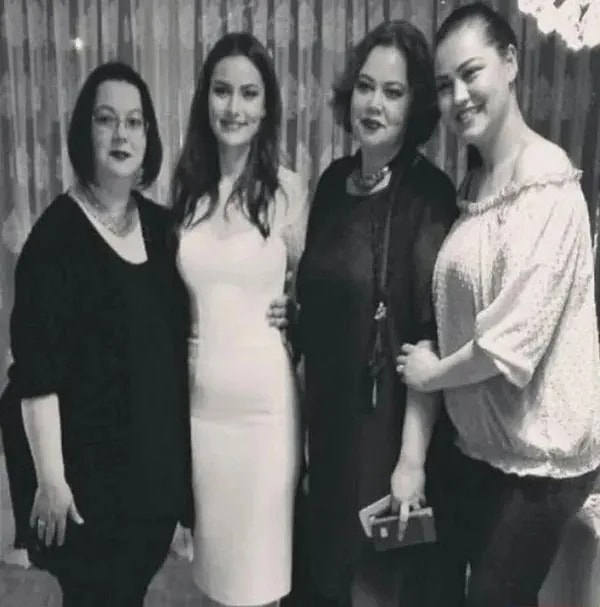 Fahriye Evcen'in Neşe, Ayşen ve Demet adında üç ablası var. Peki, Burak Özçivit'in pek tanımadığımız baldızlarını daha önce görmüş müydünüz?