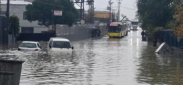İstanbul'da sabahtan bu yana etkisini gösteren sağanak yağış hayatı adeta felç etti.