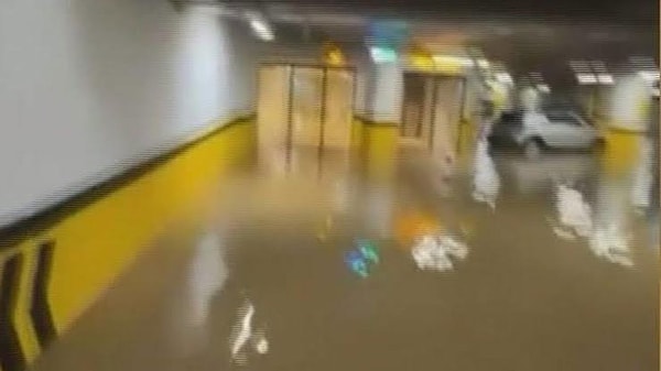 Otoparkı su basan AVM'nin yürüyen merdivenlerinden yoğun şekilde su aktı, bina boşaltıldı.
