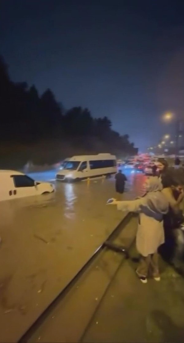 İstanbul genelinde 1277 su baskını yaşandı, 47 kişi mahsur kaldı.