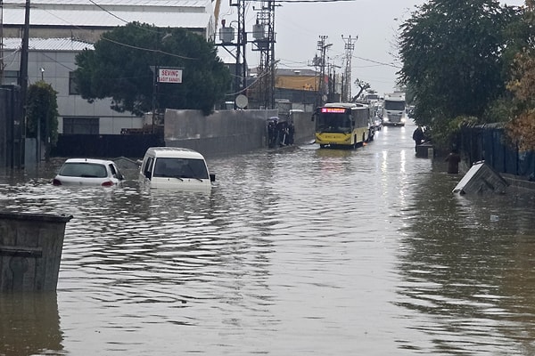 Cuma akşamı yeni bir yağış sistemi geliyor, Meteoroloji 48 il için kuvvetli sağanak uyarısı yayımladı.