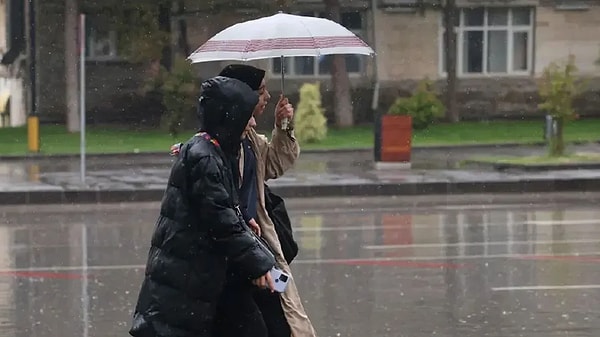 İstanbul'da bazı üniversiteler ara verdi, çoğu uzaktan eğitime geçti.