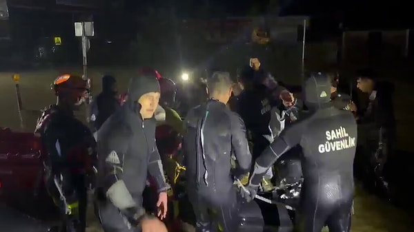 Gece boyunca yardım çağrısında bulunan Demet Özdemir ve Murat Boz, sabaha karşı beraberindeki insanlarla birlikte kurtarıldı.