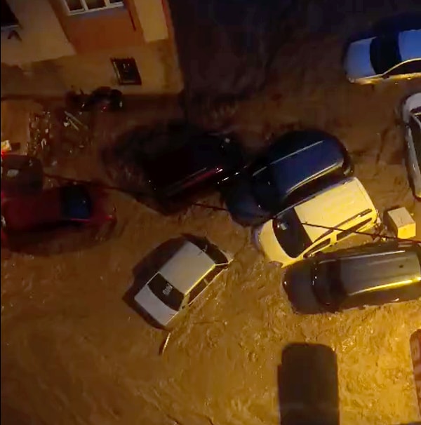 Dünkü sağanak binden fazla noktada su baskınına yol açtı, Avrupa Yakası'nda iki kişi hayatını kaybetti.