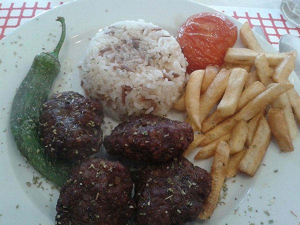 Karışımı yarım saat buzdolabında dinlendirmek şekli koruyor