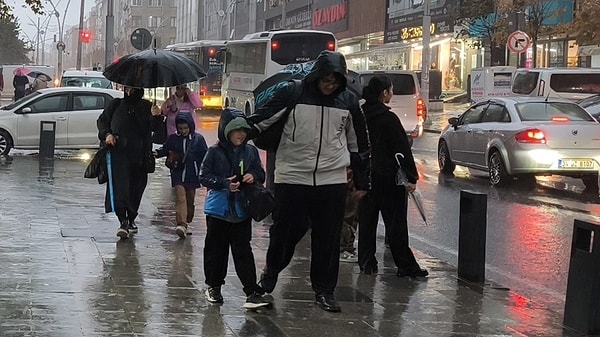 İstanbul Valiliği kayıtlarına göre 14 Ekim'de 06.00-20.00 arasında 76 araçla ilgili ihbar yapıldı.