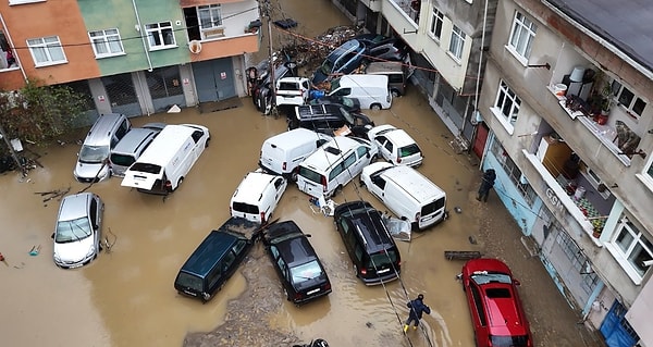 Sel suları Ayazağa'da araçları bir oyuncak gibi önüne katıp sürükledi.