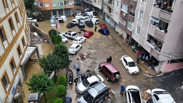 Elektrikler kesildi, mahalleli yetkili bekledi.