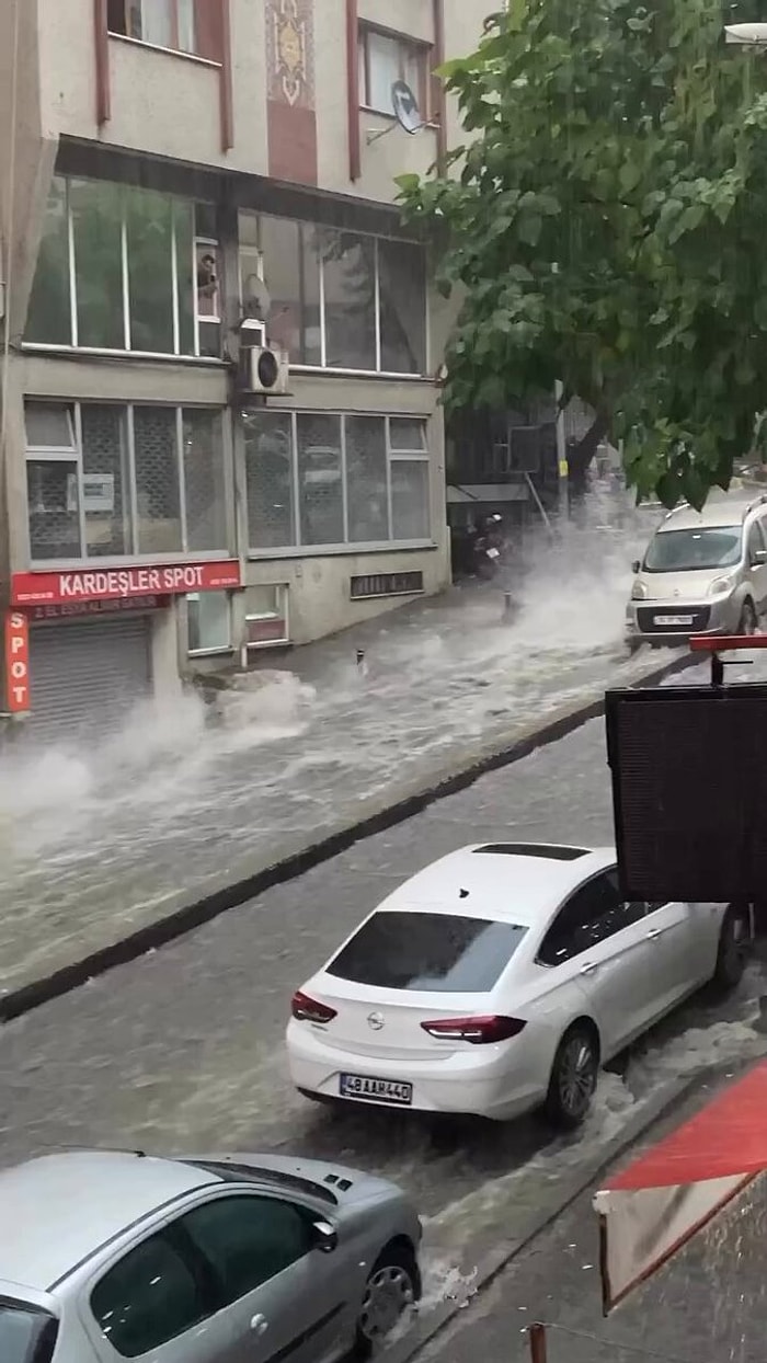 İstanbul Mecidiyeköy'de Sele Kapılan Kadını Çevredekiler Son Anda Kurtardı