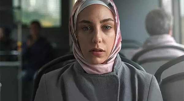 Öykü Karayel ile Charlie Cox, İrlanda yapımı Kin dizisinin ikinci sezonunda aynı kadrodaydı.