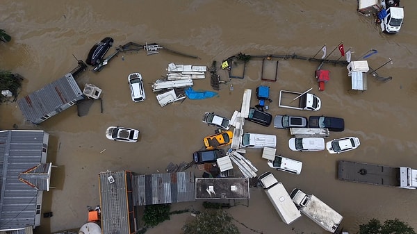 İstanbul'da yağış hayatı olumsuz etkiledi. Meteoroloji profesöründen kritik açıklamalar geldi, saat verildi.