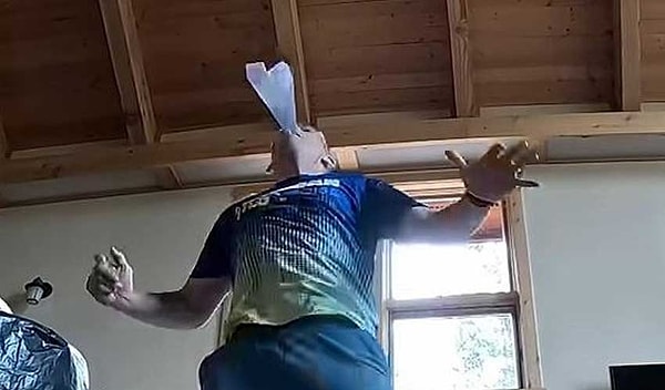 Yeğeni Fırlattı, O Ağzıyla Yakaladı