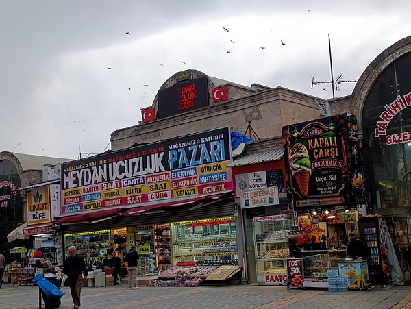 Tepkilerin odağında dondurmacının yapay zekâ izlenimi veren panosu var