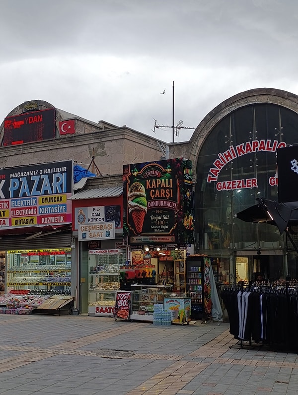 Tartışma, tarihi alanlarda tek tip tabela çağrısını yeniden gündeme taşıdı