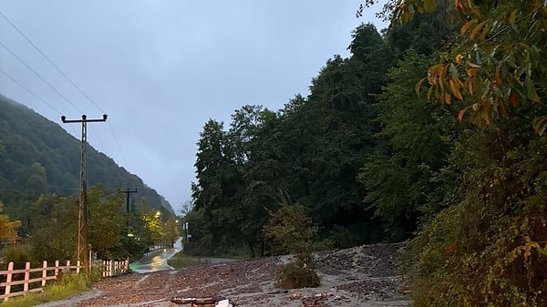 Sapanca'da beş dere taştı, villanın bulunduğu Fevziye Mahallesi'ne ulaşım kapandı