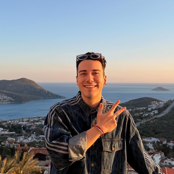 Enes Batur'un yıllar önce çektiği plaket videosu yeniden gündemde.
