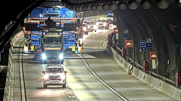 Taşınan parça, elektrik jeneratörlerinin sabit kısmı olan stator.