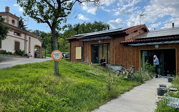 Beaumont-sur-Lèze köyündeki kooperatif, konut fiyatları krizi nedeniyle 2015'te kuruldu.