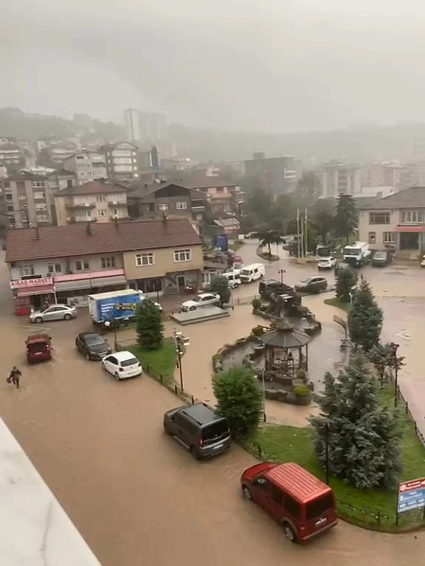 Batı Karadeniz'de sokaklar sular altında kalırken Kocaeli, Sakarya, Düzce ve Yalova da okulları kapattı.