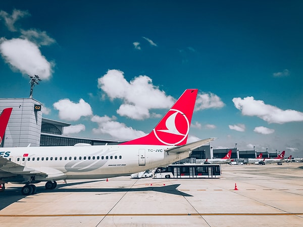 İstanbul'da rüzgâr 46 knota çıkınca iki iniş denemesi de yarım kaldı.