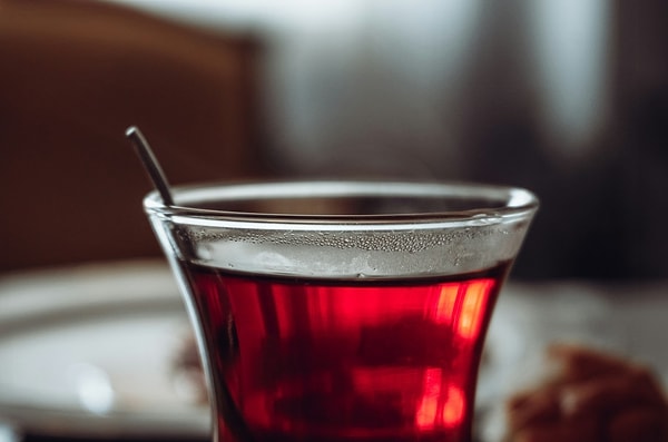 Bardak poşetinden dökme çaydan daha fazla kafein çıktı