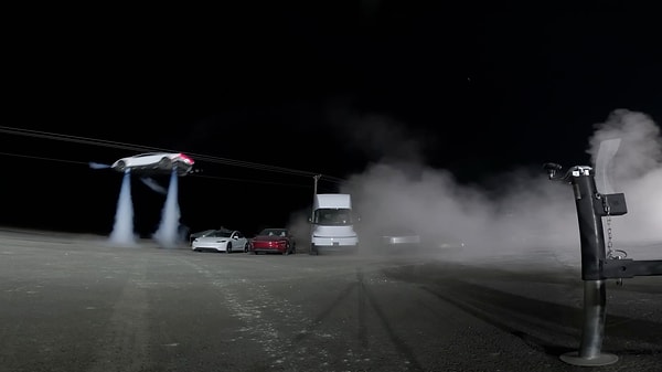 Araç park halindeki Tesla'ların üzerinden süzülüp yere indi