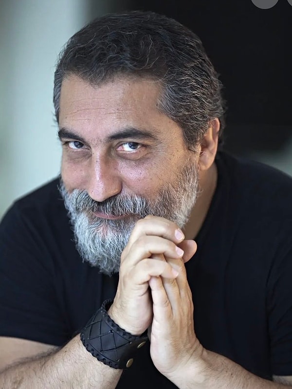 Güçlü sesi ve sahne performanslarıyla tanınan Soner Olgun, 67 yaşında hayatını kaybetti.