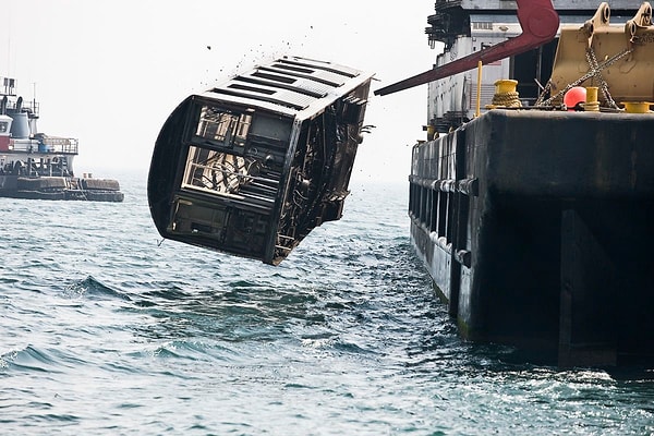 Bazı paslanmaz çelik vagonlar deniz koşullarına dayanamadı, proje 2010'da sona ermesine rağmen resif alanları kullanılmaya devam ediyor.