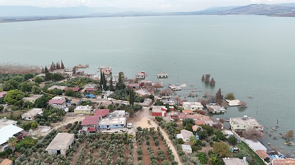Temeli 2010'da atılan Reyhanlı Barajı, uzun yıllar dolmadıktan sonra 2026'daki yoğun yağışlarla birlikte yeniden doldu.