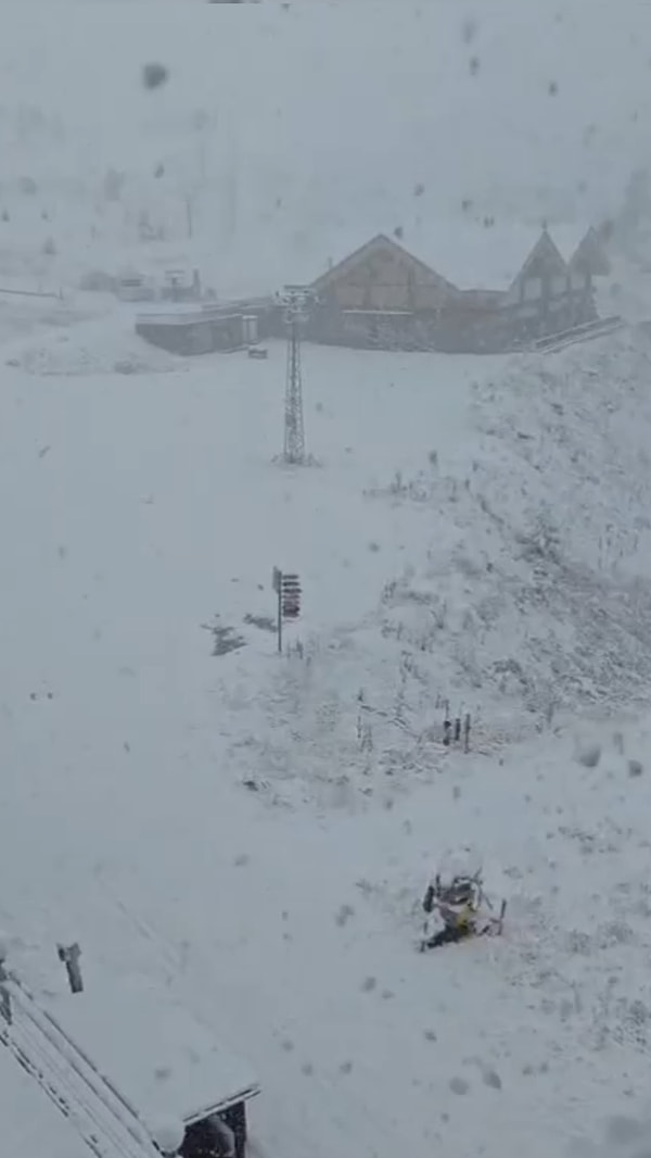 Bolu'nun zirvesine lapa lapa kar yağdı.