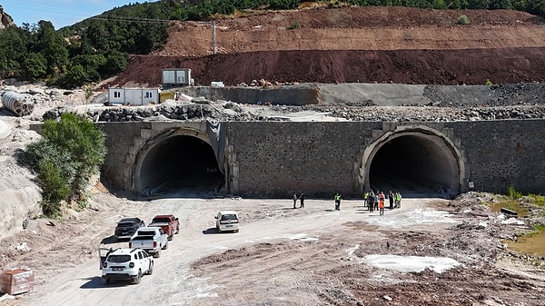 2010 rakımlı kıvrımlı yolu nedeniyle kış aylarında sürücülere zor anlar yaşatan Geminbeli Geçidi'ne tünel yapılıyor.