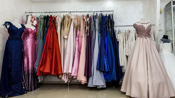 Yaz Düğünleri İçin Abiye Elbise Markaları: Kullanıcı Yorumları