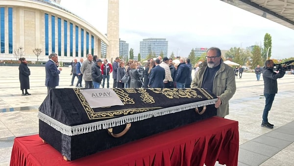 Alpay için Ankara Bilkent Ahmet Hamdi Akseki Camii'nde cenaze töreni düzenlendi.