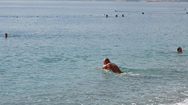 Antalya'da iki gündür etkili olan olumsuz hava koşullarının ardından açan güneş, Konyaaltı sahilini yeniden doldurdu.