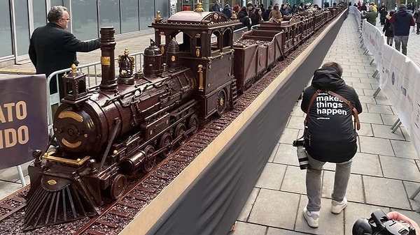 Buharlı lokomotif ve 22 vagonun tamamı çikolatadan