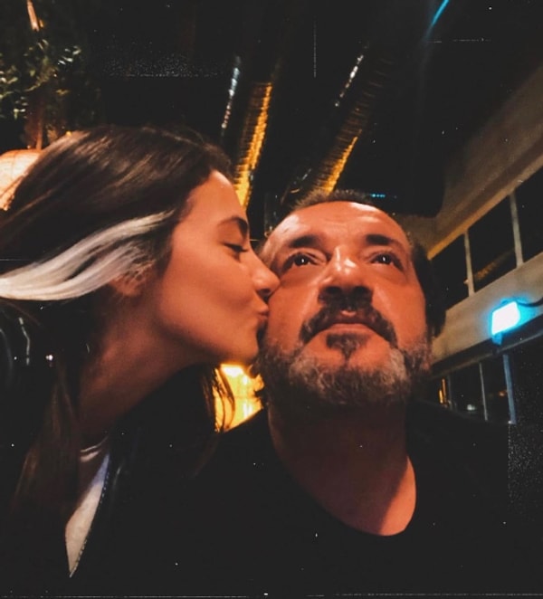 Mehmet Yalçınkaya, Dünya Kız Çocukları Günü'nde kızıyla fotoğrafını paylaştı.