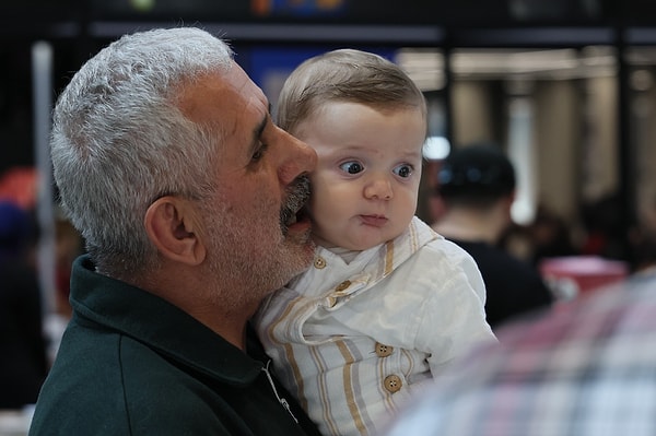 6. Aile dizimi yöntemi bilim çevrelerinden zaman zaman eleştiri alıyor. Bu eleştirilere nasıl cevap veriyorsunuz? Bir okur, sağlıklı bir terapi sürecini güvenilir olmayan uygulamalardan nasıl ayırt edebilir?
