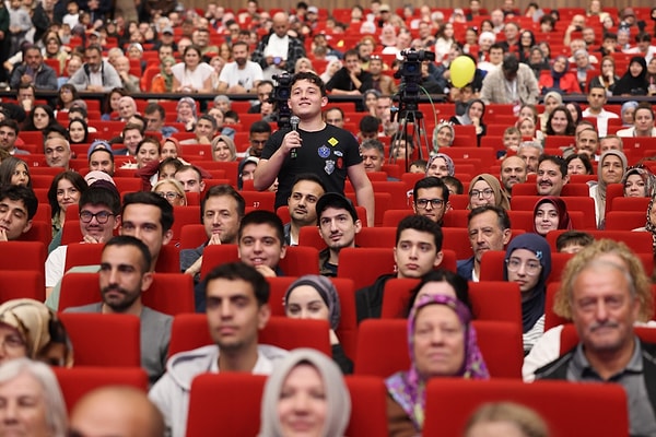 7. Bu yılki Kocaeli Kitap Fuarı’nın teması “Romanların ve Hatıratların İzinde”. Aile hatıralarını yazıya geçirmek, büyüklerimizin anlattıklarını kaydetmek bir tür iyileşme olabilir mi? Okurlarınıza kendi aile hikâyelerini yazmaları için ne önerirsiniz?