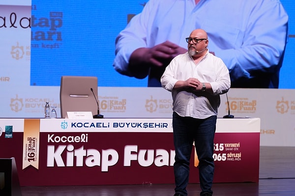 8. Kocaeli’de okurlarınızla yüz yüze buluştunuz. Fuar söyleşilerinde size en sık sorulan soru ne oluyor? Bir kitap fuarının kalabalığında okurlarınızın yüzünde en çok neyi görüyorsunuz?